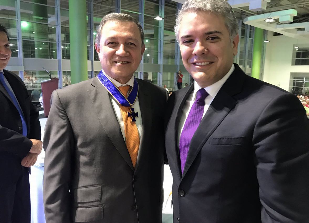 Homenajeado Ernesto Macías junto al Presidente de la República, Iván Duque Márquez.